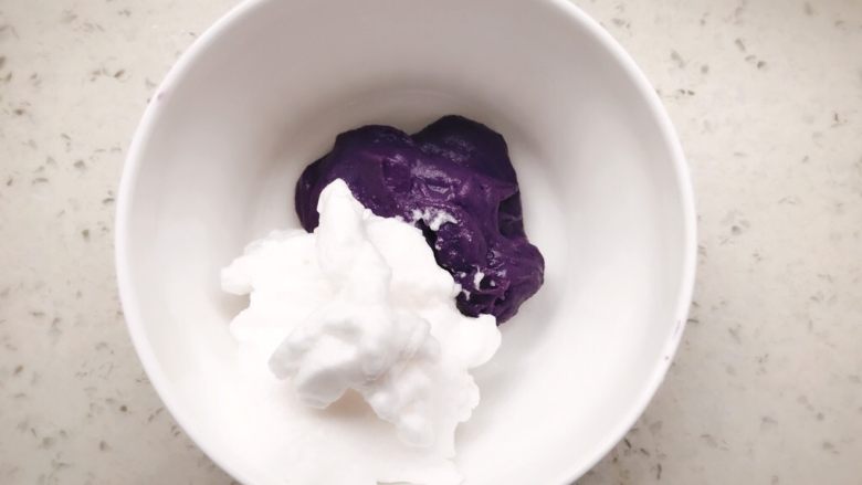 紫薯溶豆 宝宝辅食,取四分之一的蛋白霜加入紫薯泥中翻拌均匀，不要画圈搅拌