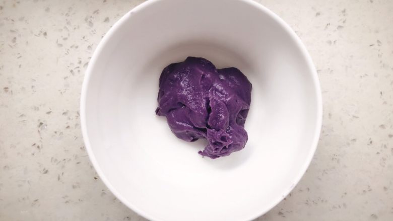 紫薯溶豆 宝宝辅食,用网筛过筛一边，更细腻