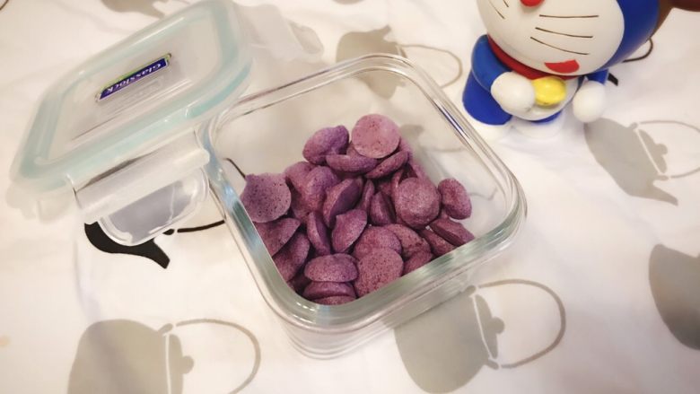 紫薯溶豆 宝宝辅食,做好的溶豆可以轻易的从油纸剥下来～