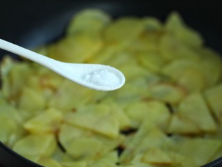 孜然洋葱土豆片,调入少许盐翻炒均匀