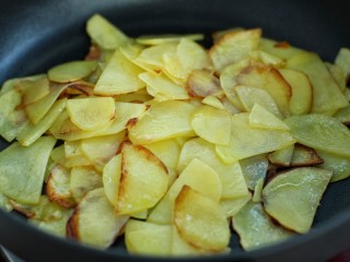 孜然洋葱土豆片,待土豆片呈焦黄色盛出备用