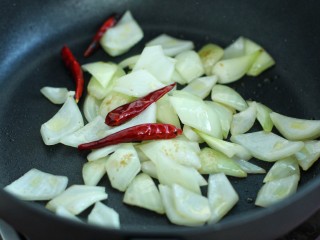 孜然洋葱土豆片,就着锅中底油放入洋葱和红干椒炒出香味
