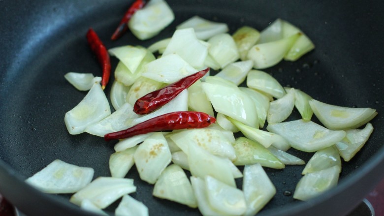 孜然洋葱土豆片,就着锅中底油放入洋葱和红干椒炒出香味