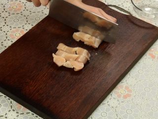 土豆咖喱鸡,鸡胸肉洗干净，切成小块。