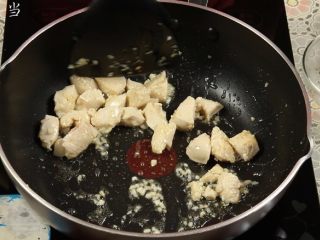 土豆咖喱鸡,加入腌号的鸡胸肉，大火翻炒至变色，即可起锅。