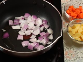 土豆咖喱鸡,锅里重新加入食用油，加入洋葱块，翻炒出香味。
