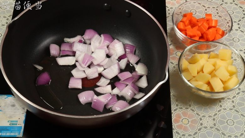 土豆咖喱鸡,锅里重新加入食用油，加入洋葱块，翻炒出香味。