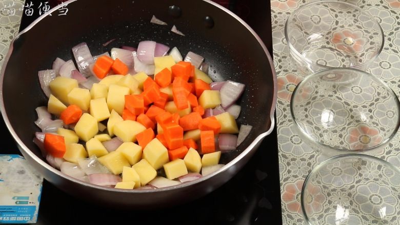 土豆咖喱鸡,加入土豆、胡萝卜，大火翻炒两分钟左右。