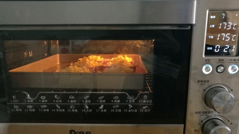 虾仁香肠迷你小披萨,放入预热好的烤箱，上下火175度，25分钟