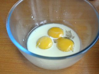 心型巧克力淋面慕斯,现在来做蛋糕胚，先将蛋清和蛋黄分离，蛋黄盆里倒入牛奶A和油，让牛奶和油充分包裹蛋黄，然后放一边备用。