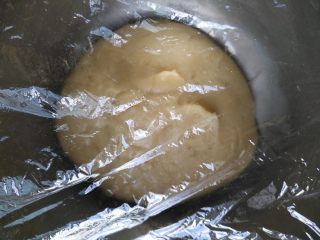 广式月饼—豆沙蛋黄月饼,揉成团，盖保鲜膜，放冰箱冷藏1小时