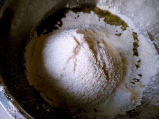 广式月饼—豆沙蛋黄月饼,筛入中筋面粉和奶粉