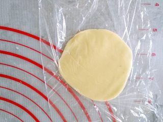 广式月饼—豆沙蛋黄月饼,用擀面杖擀薄