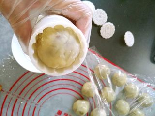 广式月饼—豆沙蛋黄月饼,将每个饼坯滚少许面粉，用月饼模具印出自己喜欢的花形
