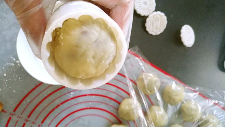 广式月饼—豆沙蛋黄月饼,将每个饼坯滚少许面粉，用月饼模具印出自己喜欢的花形