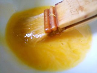 广式月饼—豆沙蛋黄月饼,将蛋黄和蛋白混合，搅拌均匀