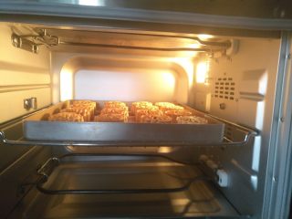广式月饼—豆沙蛋黄月饼,放入预热好的烤箱中层上下火170度