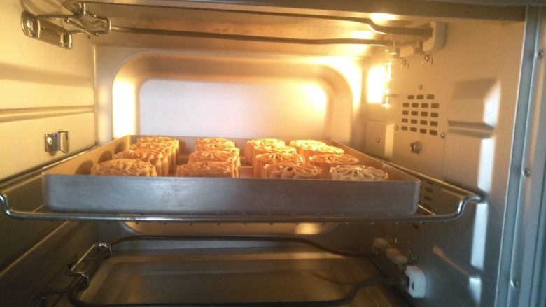 广式月饼—豆沙蛋黄月饼,放入预热好的烤箱中层上下火170度