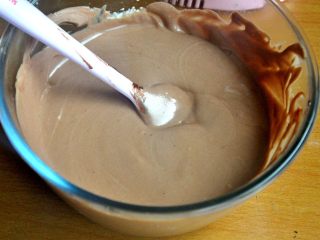 心型巧克力淋面慕斯,将淡奶油与巧克力液混合均匀。