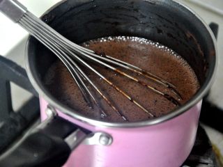 心型巧克力淋面慕斯,现在准备淋面部分，将牛奶C、糖粉C和可可粉B放入小锅中，开中火用打蛋器搅拌至可可粉融化。