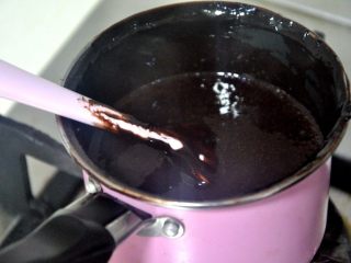 心型巧克力淋面慕斯,用耐高温刮刀搅拌，沸腾后煮一小会儿，质地浓稠、体积开始缩小后就从火上移开，不要煮太久。