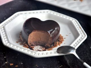 心型巧克力淋面慕斯,做起来真的毫无压力，而且很美味哦！