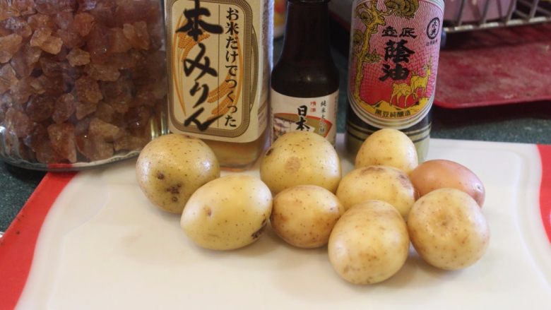 土豆甘露煮,挑选一些小颗的土豆，洗净备用。
