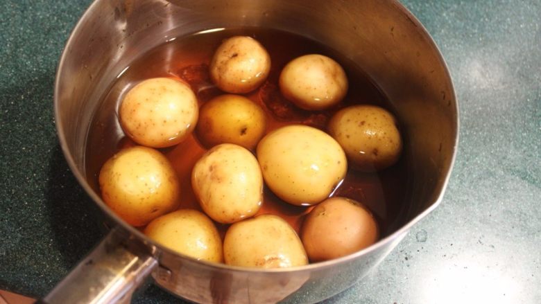 土豆甘露煮,将土豆放入锅内，锅子要选大小能够平放入所有土豆而不重迭。