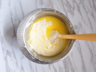 枫糖玛德琳,加入融化好的黄油（温度50度左右）。