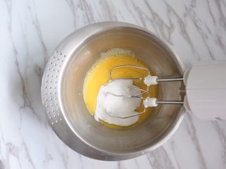 枫糖玛德琳,加一半量的砂糖用打蛋器高速进行打发。