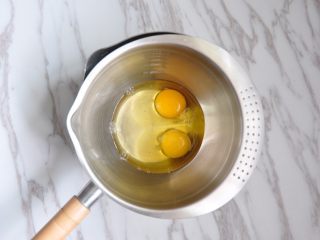 枫糖玛德琳,将全蛋打散隔水加热至40度。