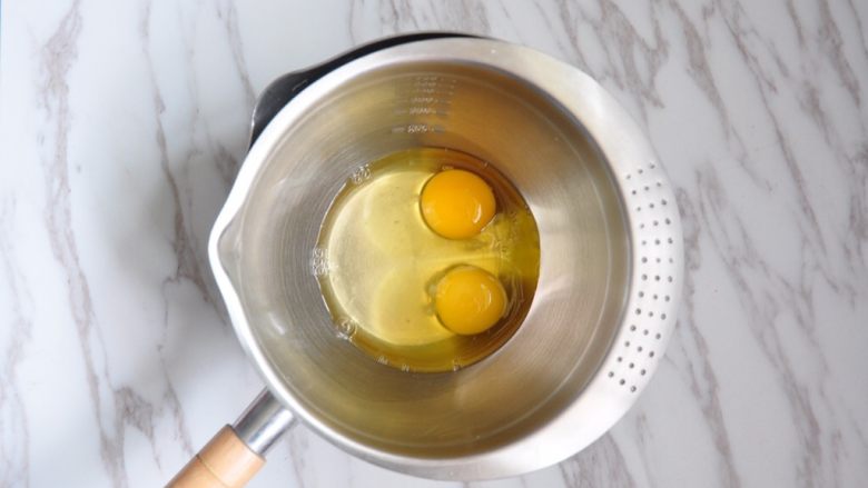 枫糖玛德琳,将全蛋打散隔水加热至40度。