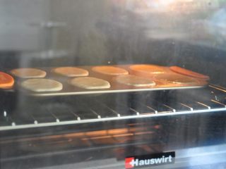 枫糖玛德琳,烤箱提前预热190度，上下火中层，烘烤10分钟左右。