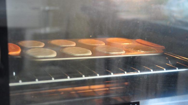 枫糖玛德琳,烤箱提前预热190度，上下火中层，烘烤10分钟左右。