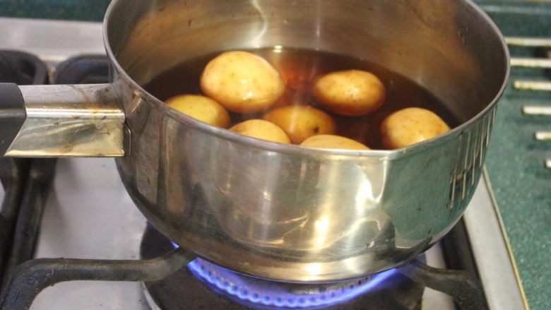 土豆甘露煮,先大火煮滚再转小火。