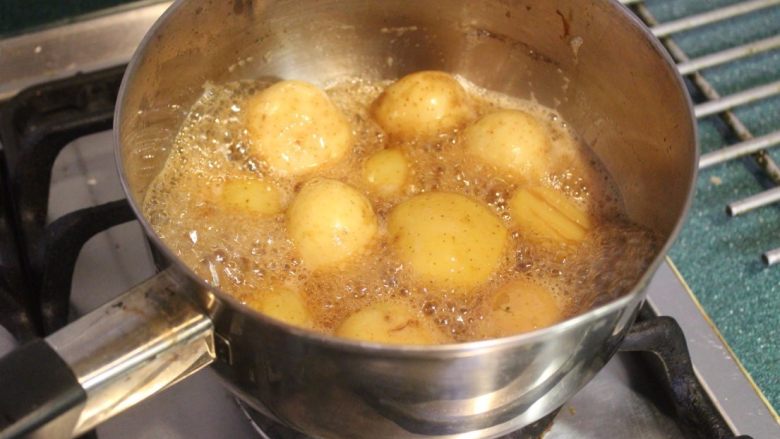 土豆甘露煮,掀开上盖，已经收汁的差不多了。
