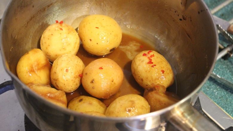 土豆甘露煮,将辣椒洒入锅内，就可熄火起锅。