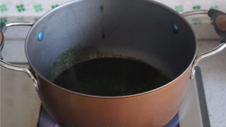 红薯叶绿豆糕,将过滤后的汁放入奶锅，煮开放凉
