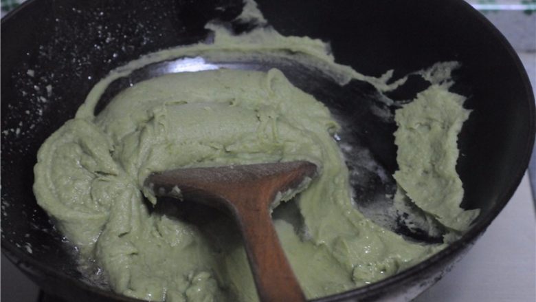 红薯叶绿豆糕,取出放入炒锅不停地翻炒，将水汽蒸发掉