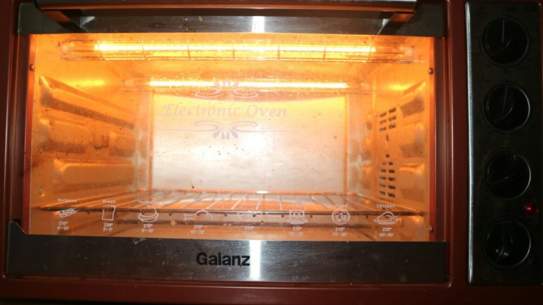 腐乳馒头片,先预热烤箱，上下火150℃。