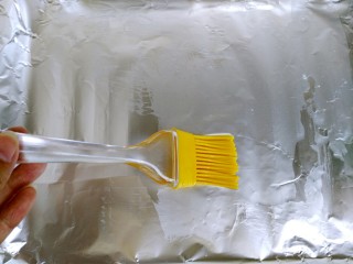 腐乳馒头片,均匀涂抹植物油。