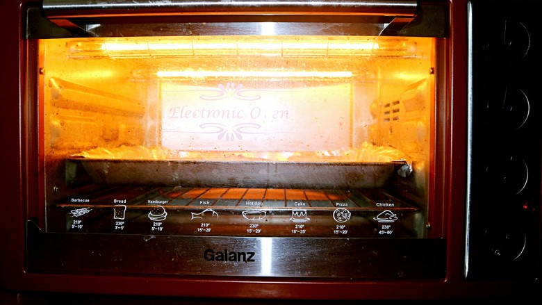 腐乳馒头片,把馒头片放入预热好的烤箱中层，上下火150℃，烤十分钟。