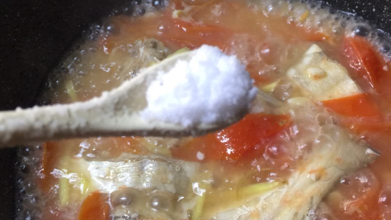 番茄芹菜迪仔鱼,大火煮开后加入盐。