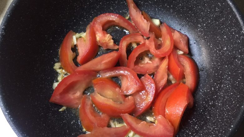 番茄芹菜迪仔鱼,加入番茄炒出红油。
