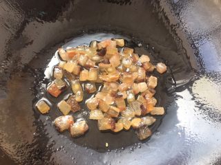 土豆腊肉焖饭,把肥肉中的油提炼出来。