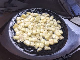 土豆腊肉焖饭,慢慢炸至金黄色，外皮酥脆即可。