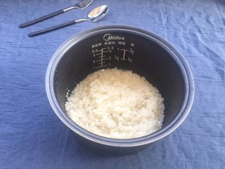 土豆腊肉焖饭,200克大米清洗几次沥干水分。大米根据家庭成员多少定夺。