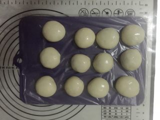 蛋黄千层酥,揉圆，收口向下，全部包完盖保鲜膜。