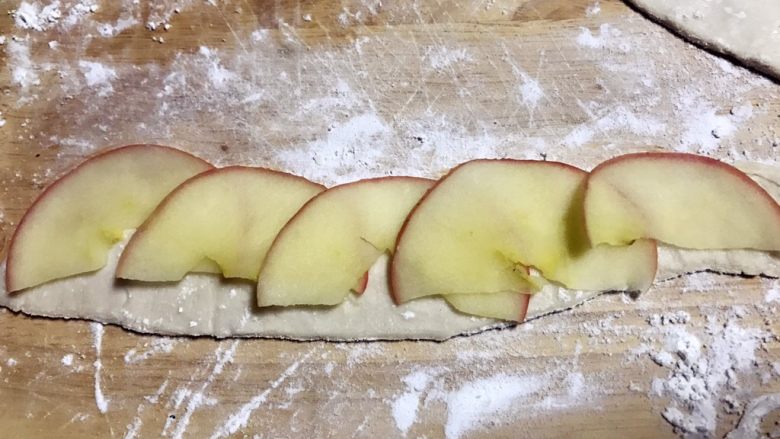 苹果玫瑰酥,如图，将5，6片苹果一片叠一片的摆好。