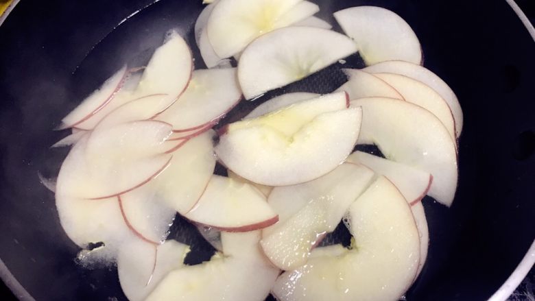 苹果玫瑰酥,锅里倒入水和<a style='color:red;display:inline-block;' href='/shicai/ 869'>白砂糖</a>，煮沸后放入提前切成薄片的苹果，再次煮沸后过半分钟就可以关火捞出。